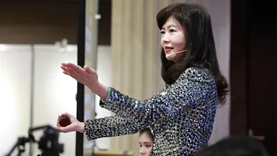 游文玫為專業證照的藝術品拍賣官,曾任中華文物藝術拍賣協會第5屆理事。