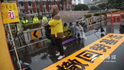 時代力量立院黨團立委黃國昌、徐永明等人於總統府前凱道靜坐禁食抗議勞基法修惡。(顏麟宇攝)