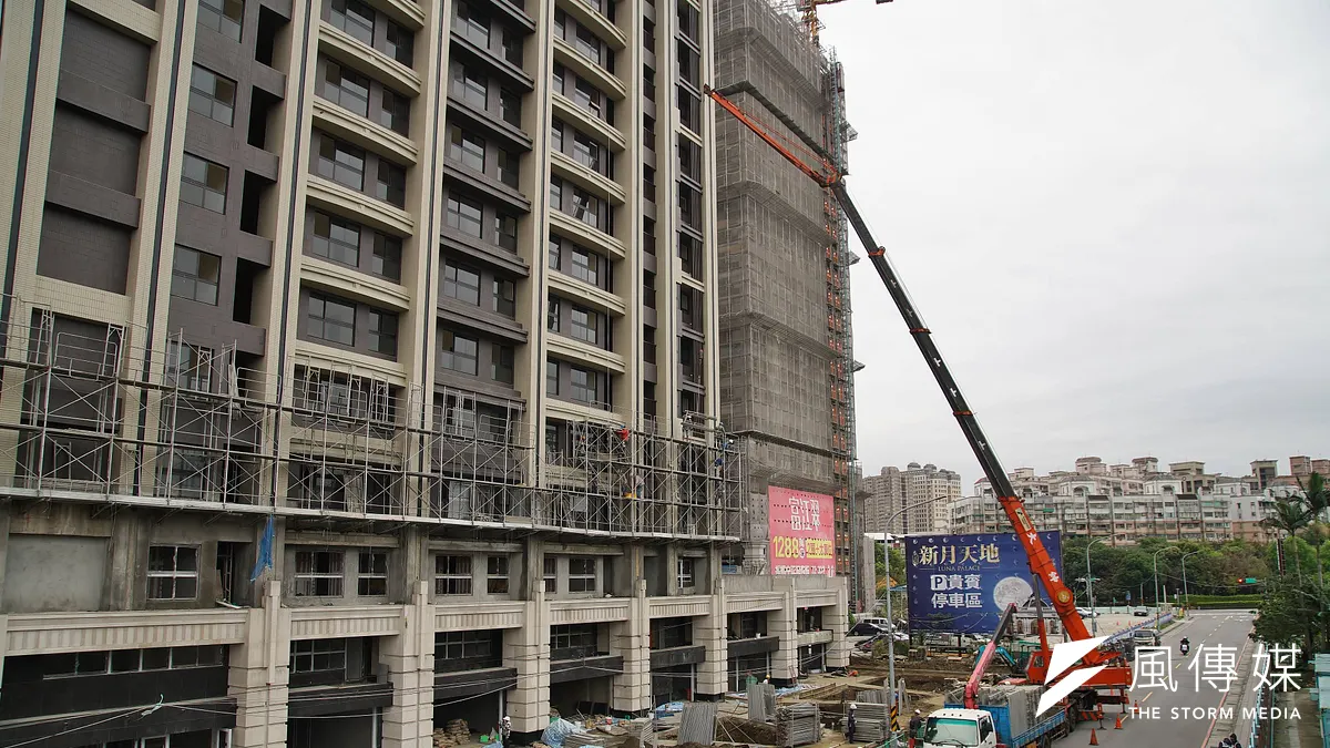 目前營建業面臨嚴峻的工料雙缺(漲)問題,量體大、工期要求嚴格且預算有限的社宅興建工程,每案皆順利決標並如期完工恐怕有難度。示意圖(盧逸峰攝) 目前營建業面臨嚴峻的工料雙缺(漲)問題,量體大、工期要求嚴格且預算有限的社宅興建工程,每案皆順利決標並如期完工恐怕有難度。示意圖(盧逸峰攝)