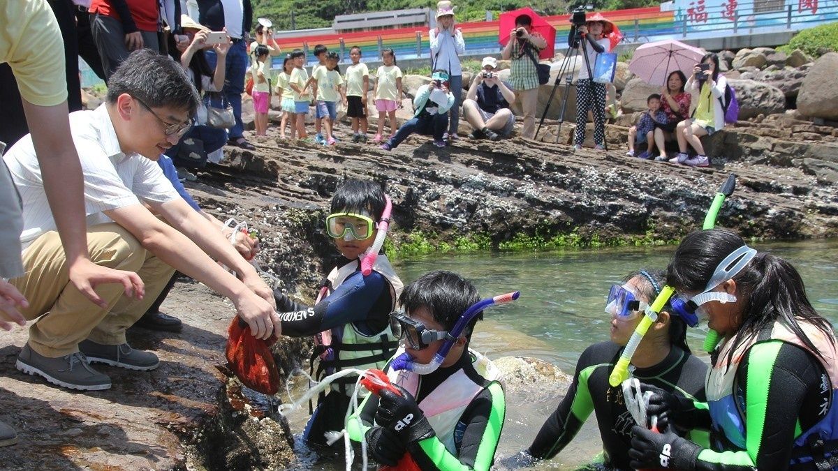 海洋教育向下扎根 畢業生潛水放流九孔鮑幼苗 海洋教育向下扎根 畢業生潛水放流九孔鮑幼苗