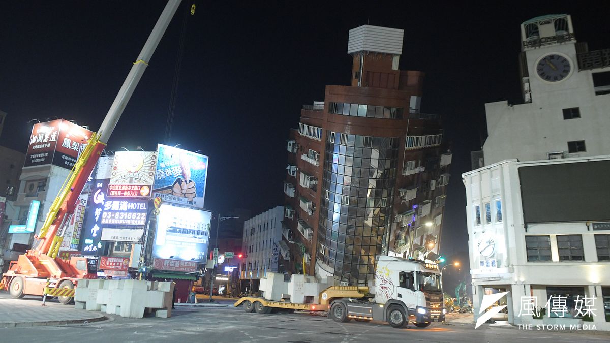 3日發生的花蓮強震已造成9人死亡、千餘人受傷。圖為花蓮市區傾倒的天王星大樓。(顏麟宇攝) 3日發生的花蓮強震已造成9人死亡、千餘人受傷。圖為花蓮市區傾倒的天王星大樓。(顏麟宇攝)