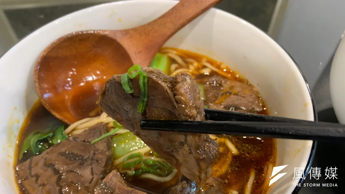 牛肉麵是台灣著名的代表美食之一,究竟要怎麼烹調才會好吃呢?最近就有達人分享食譜,做法方便又相當美味。(資料照/梁溶珈攝) 牛肉麵是台灣著名的代表美食之一,究竟要怎麼烹調才會好吃呢?最近就有達人分享食譜,做法方便又相當美味。(資料照/梁溶珈攝)