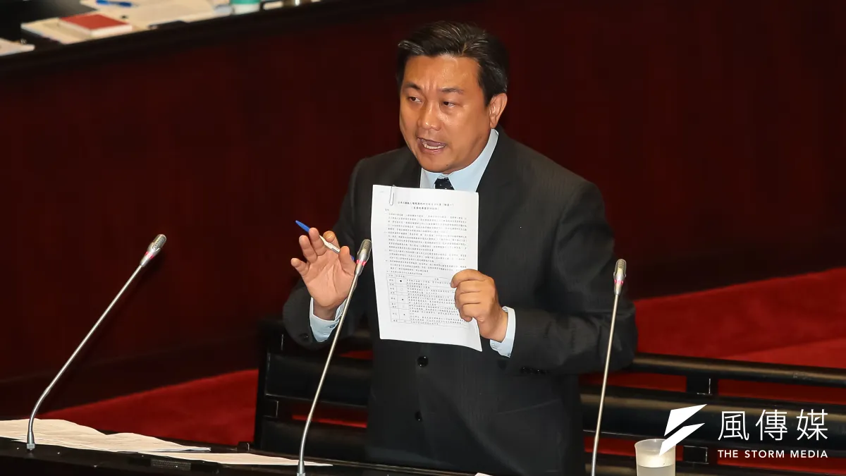 立法委員王定宇23日於立院首次質詢,希望行政院長張善政能考慮將那些在地震往生學子的就學貸款廢除免繳,否則對於罹難者親屬來說是2度傷痛。(顏麟宇攝)