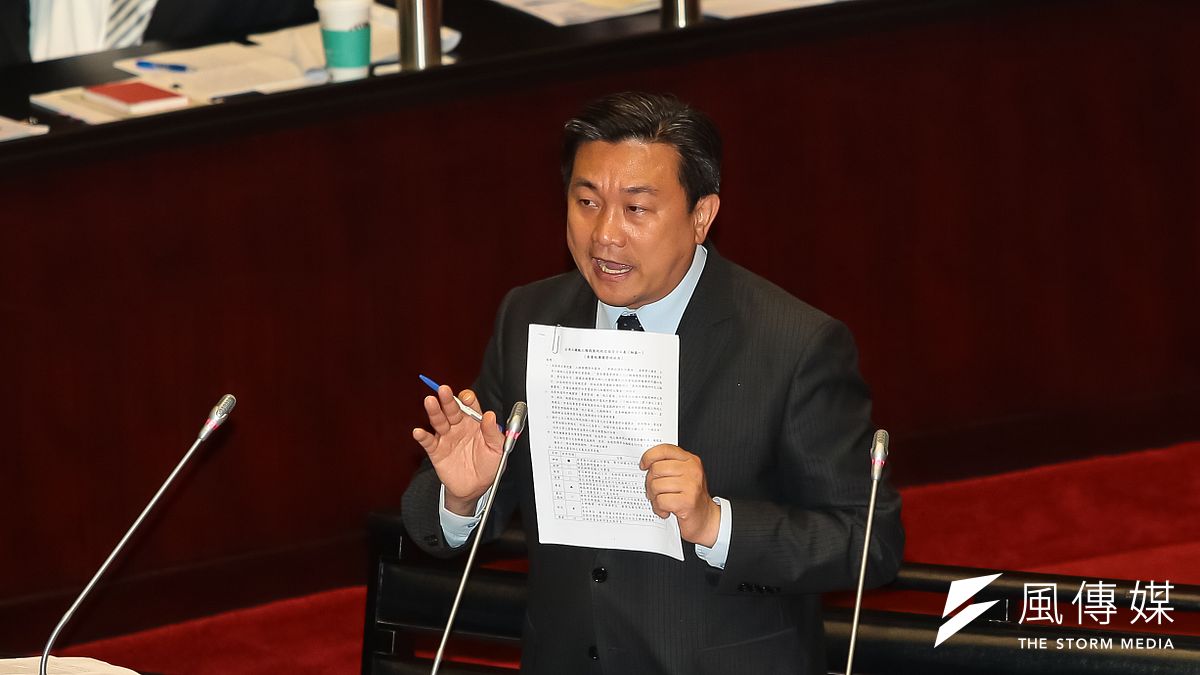 立法委員王定宇23日於立院首次質詢,希望行政院長張善政能考慮將那些在地震往生學子的就學貸款廢除免繳,否則對於罹難者親屬來說是2度傷痛。(顏麟宇攝) 立法委員王定宇23日於立院首次質詢,希望行政院長張善政能考慮將那些在地震往生學子的就學貸款廢除免繳,否則對於罹難者親屬來說是2度傷痛。(顏麟宇攝)