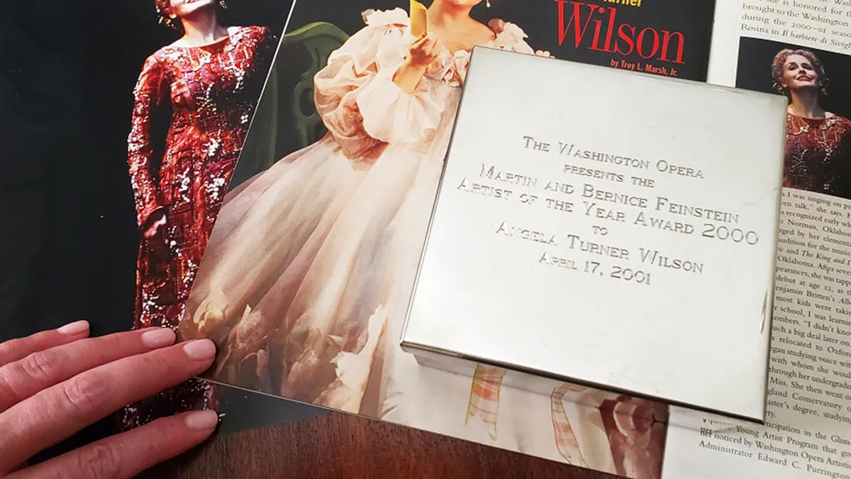 安潔拉對《美聯社》展示她贏得華盛頓歌劇院年度歌手的資料。(美聯社)