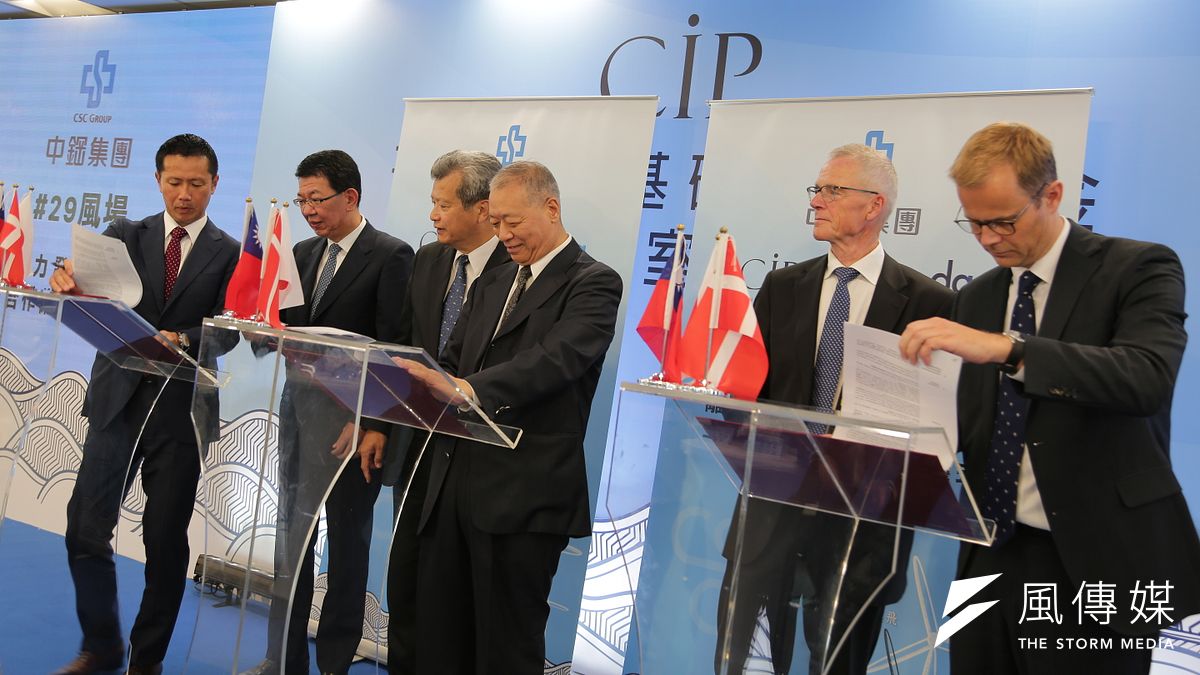 中鋼、CIP和DGA簽合作意向書(左三為中鋼董事長翁朝棟)(尹俞歡攝) 中鋼、CIP和DGA簽合作意向書(左三為中鋼董事長翁朝棟)(尹俞歡攝)