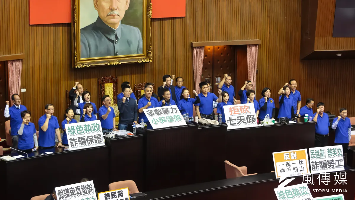 國民黨立委6日於黨團協商無結果後,霸占議場主席台召開記者會。(顏麟宇攝)