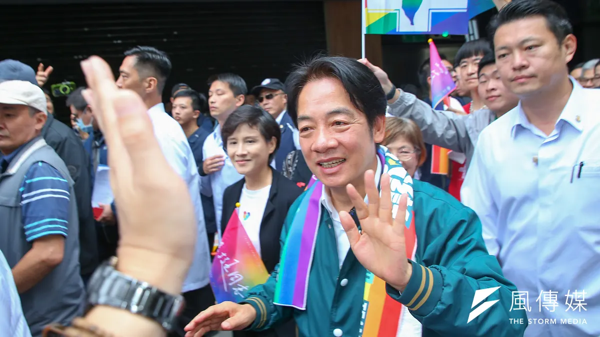 20231028-民進黨主席賴清德(中)、青平台基金會董事長鄭麗君(左三)28日出席台灣同志大遊行。(顏麟宇攝) 20231028-民進黨主席賴清德(中)、青平台基金會董事長鄭麗君(左三)28日出席台灣同志大遊行。(顏麟宇攝)