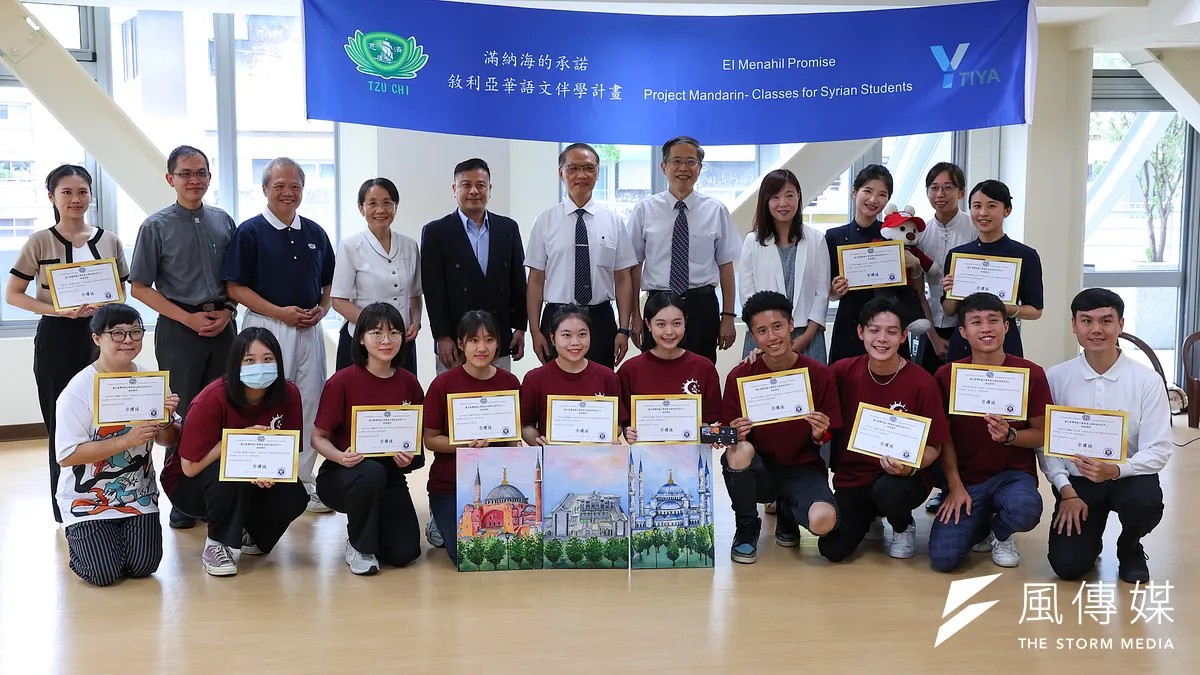 慈濟基金會執行長顏博文(第二排中)、師大副校長宋曜廷(第二排右五)、慈濟大學副校長何縕琪(第二排左四)等人13日出席慈濟「滿納海的承諾」敘利亞難民華語文伴學計畫記者會。(顏麟宇攝) 慈濟基金會執行長顏博文(第二排中)、師大副校長宋曜廷(第二排右五)、慈濟大學副校長何縕琪(第二排左四)等人13日出席慈濟「滿納海的承諾」敘利亞難民華語文伴學計畫記者會。(顏麟宇攝)