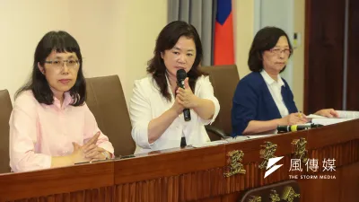監察院認為,吳茂昆有違利益衝突迴避法、公務員服務法之嫌,以13票全數同意通過彈劾。圖為監委高鳳仙(左)、林雅鋒(中)、楊美鈴(右)下午召開「彈劾前東華大學校長吳茂昆」記者會。(顏麟宇攝)