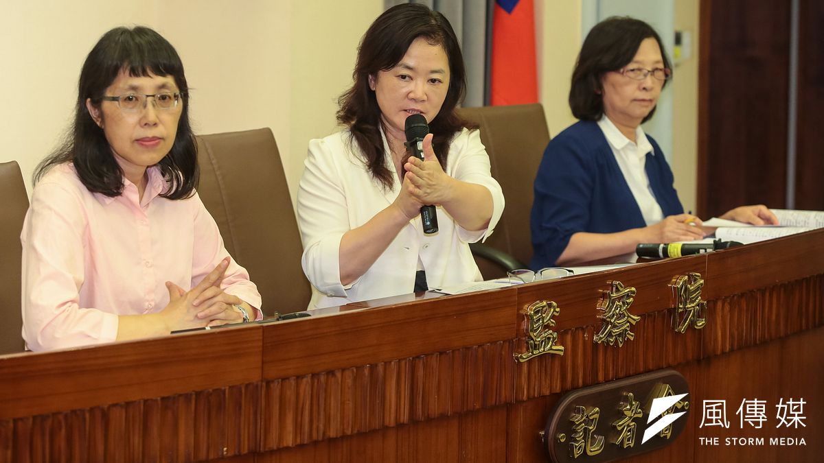 監察院認為,吳茂昆有違利益衝突迴避法、公務員服務法之嫌,以13票全數同意通過彈劾。圖為監委高鳳仙(左)、林雅鋒(中)、楊美鈴(右)下午召開「彈劾前東華大學校長吳茂昆」記者會。(顏麟宇攝) 監察院認為,吳茂昆有違利益衝突迴避法、公務員服務法之嫌,以13票全數同意通過彈劾。圖為監委高鳳仙(左)、林雅鋒(中)、楊美鈴(右)下午召開「彈劾前東華大學校長吳茂昆」記者會。(顏麟宇攝)