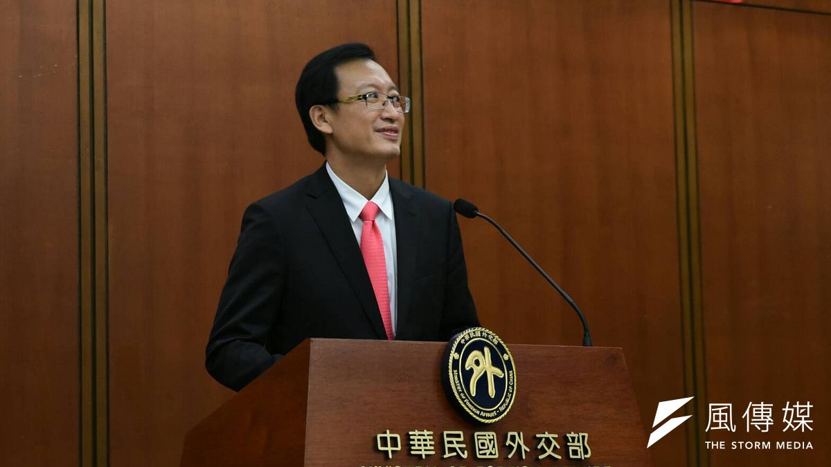 民進黨立委羅致政27日在立法院詢問外交部,「踏實外交」的英語翻譯為何?當場考倒了外交部次長吳志中(見圖)。(林惟崧攝) 民進黨立委羅致政27日在立法院詢問外交部,「踏實外交」的英語翻譯為何?當場考倒了外交部次長吳志中(見圖)。(林惟崧攝)