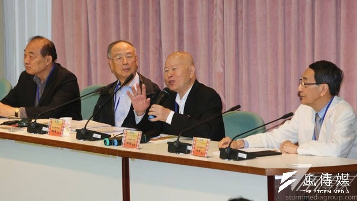 為期2天的「重現狂飆年代」國際論壇,8日上午起於台大社科院舉行,回顧並分析70年代的台灣民主發展。左起陳達宏、陳鼓應、許信良、黃默。(余志偉攝) 為期2天的「重現狂飆年代」國際論壇,8日上午起於台大社科院舉行,回顧並分析70年代的台灣民主發展。左起陳達宏、陳鼓應、許信良、黃默。(余志偉攝)