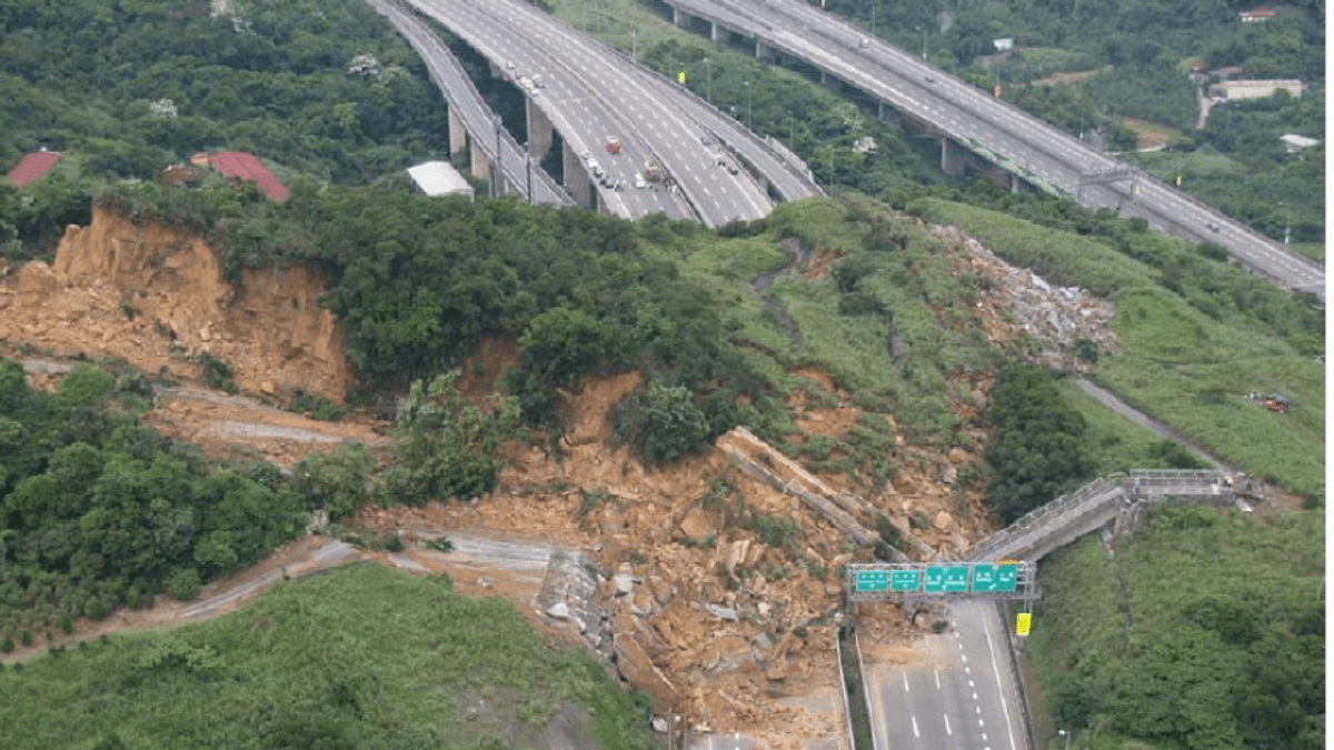 核四廠順向坡上負重4.8萬噸的生水池,一旦遭遇地震或大雨多日將再現北二高走山悲劇。北二高走山(國道三號 3k+100)。(作者楊木火提供) 核四廠順向坡上負重4.8萬噸的生水池,一旦遭遇地震或大雨多日將再現北二高走山悲劇。北二高走山(國道三號 3k+100)。(作者楊木火提供)