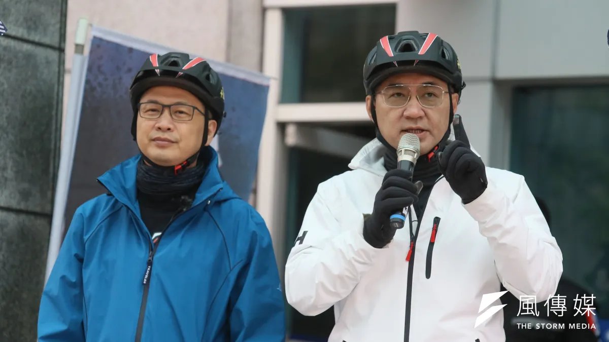 國民黨主席江啟臣(右起)與台北市議員羅智強12日出席為食安而騎-反萊豬「公投連署,縱騎台灣」活動。(柯承惠攝)