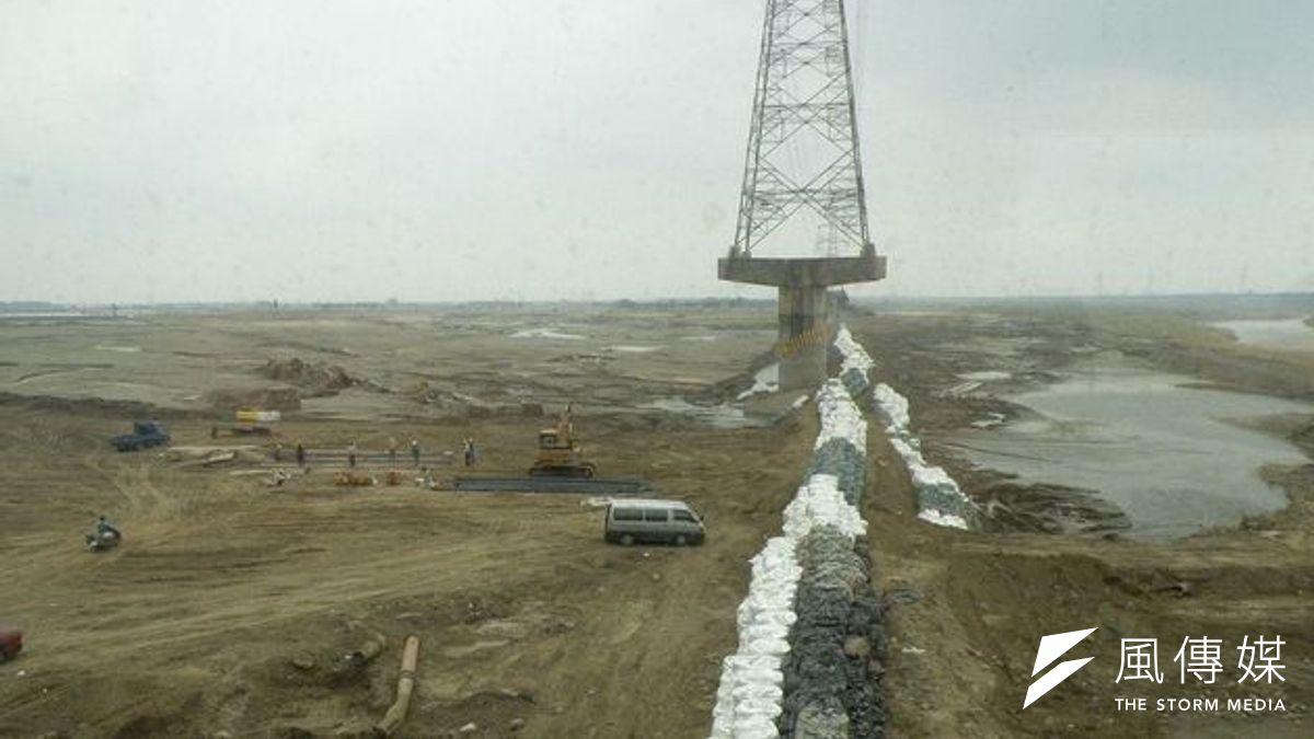 水土保持法修正竟要放寬八成水庫集水區開發,是還沒受夠風災之害嗎?莫怪朝野立委都反對。(圖為八八風災時曾文溪堤防遭沖毀/維基百科) 水土保持法修正竟要放寬八成水庫集水區開發,是還沒受夠風災之害嗎?莫怪朝野立委都反對。(圖為八八風災時曾文溪堤防遭沖毀/維基百科)