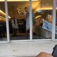 陽明交大電機工程系林姓教授昨(14日)持刀砍死連襟紀姓男子。圖為警方到場後林男持刀對峙。(中央社) 陽明交大電機工程系林姓教授昨(14日)持刀砍死連襟紀姓男子。圖為警方到場後林男持刀對峙。(中央社)