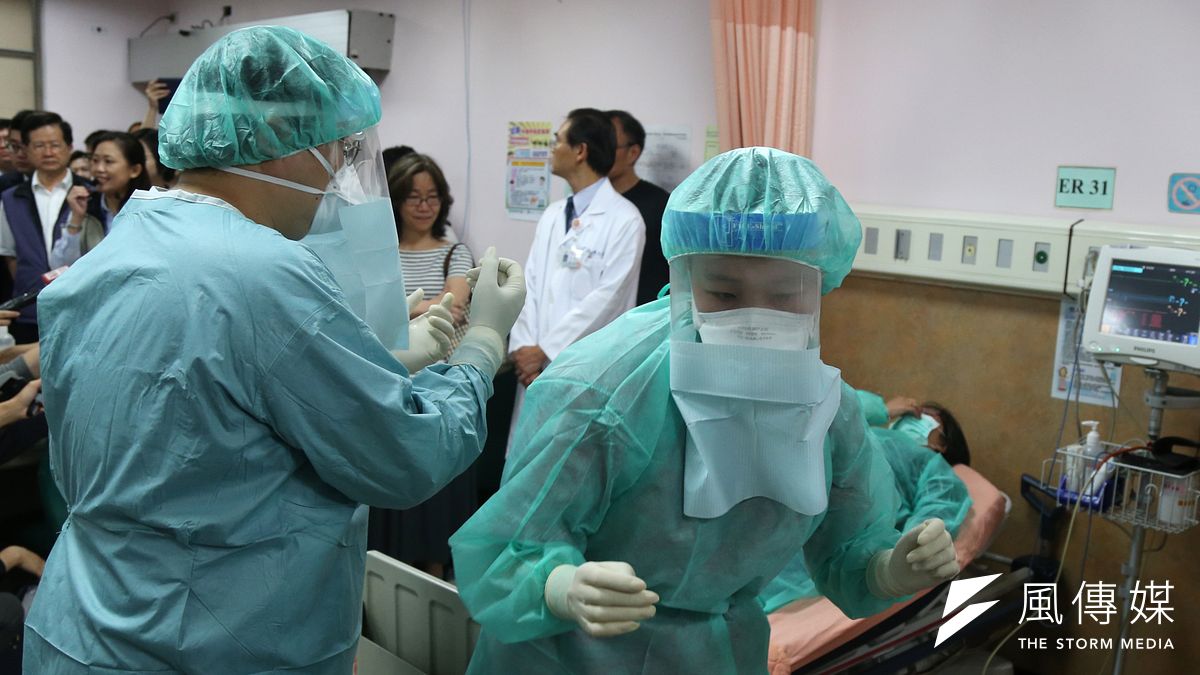 聯合醫院中興院區舉辦MERS防疫演練,避免五大盲點的發生。(吳逸驊攝) 聯合醫院中興院區舉辦MERS防疫演練,避免五大盲點的發生。(吳逸驊攝)