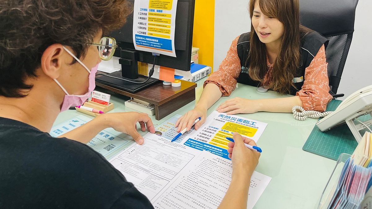 北分署玉里就業中心協助災區失業民眾登記參加天災臨工。(圖/勞動力發展署北分署提供) 北分署玉里就業中心協助災區失業民眾登記參加天災臨工。(圖/勞動力發展署北分署提供)