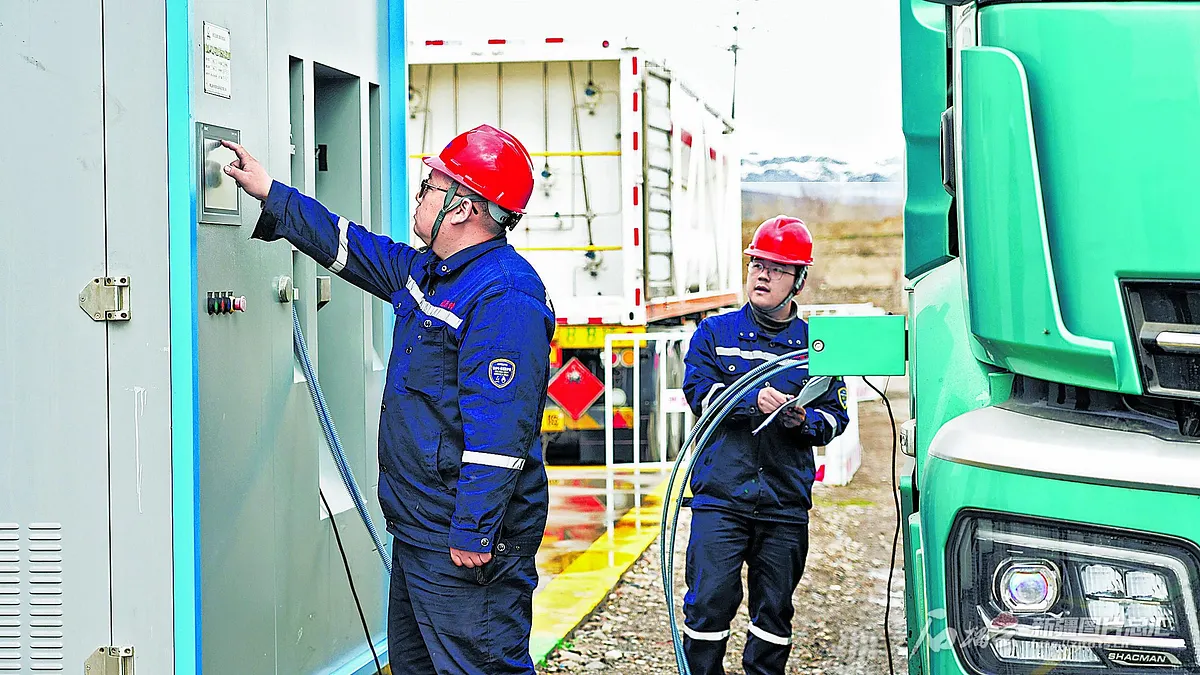 新疆は中国における水素エネルギー産業の主要拠点の一つとされる。写真は、新疆兆聯清通エネルギー技術が伊寧市スラム工業団地で運営する水素充填試験所で、水素エネルギー牽引車が充填を行っている様子。(写真/新疆人民政府サイトより) 新疆は中国における水素エネルギー産業の主要拠点の一つとされる。写真は、新疆兆聯清通エネルギー技術が伊寧市スラム工業団地で運営する水素充填試験所で、水素エネルギー牽引車が充填を行っている様子。(写真/新疆人民政府サイトより)