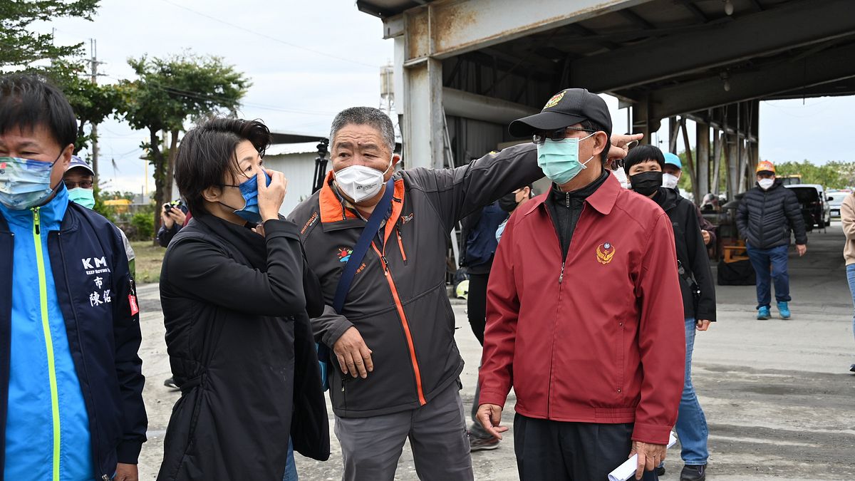 台東市垃圾掩埋場發生火災,縣長饒慶鈴前往視察,要求同仁持續監測,確保居民安全。(圖/臺東市政府環保局提供) 台東市垃圾掩埋場發生火災,縣長饒慶鈴前往視察,要求同仁持續監測,確保居民安全。(圖/臺東市政府環保局提供)