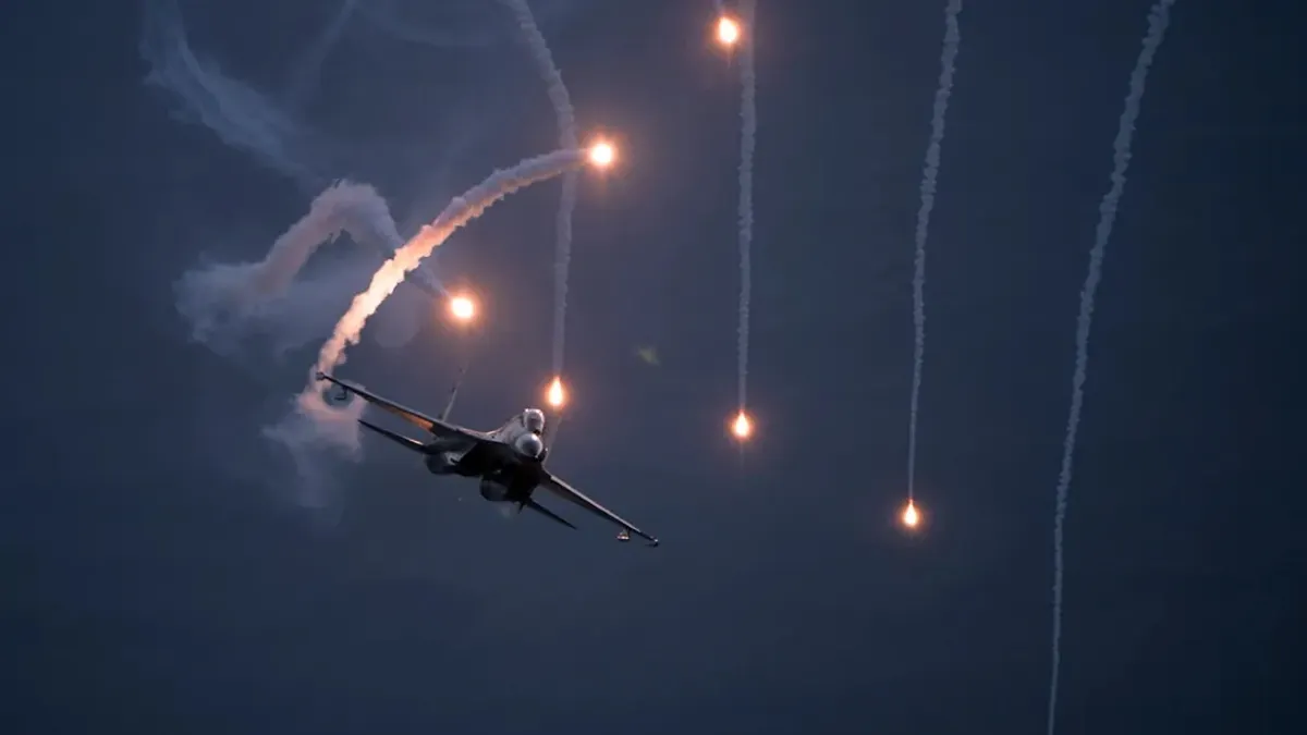 中國空軍的殲-16正在施放干擾彈。(中國軍網)