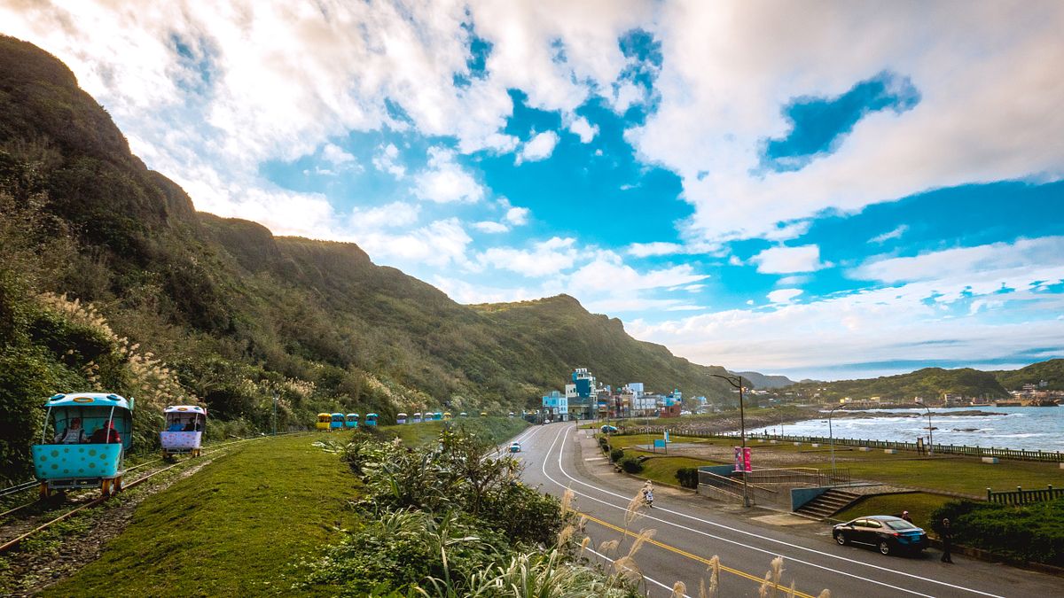 全台唯一海岸線鐵道自行車路段,一邊騎乘一邊欣賞絕美山海景緻(圖/新北市政府觀光旅遊局) 全台唯一海岸線鐵道自行車路段,一邊騎乘一邊欣賞絕美山海景緻(圖/新北市政府觀光旅遊局)
