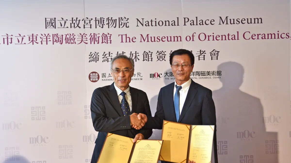 故宮博物院院長林正儀(右)與東洋陶磁美術館館長出川哲朗(左)於21日簽訂合作備忘錄,正式簽約締結為姐妹館。(故宮提供)