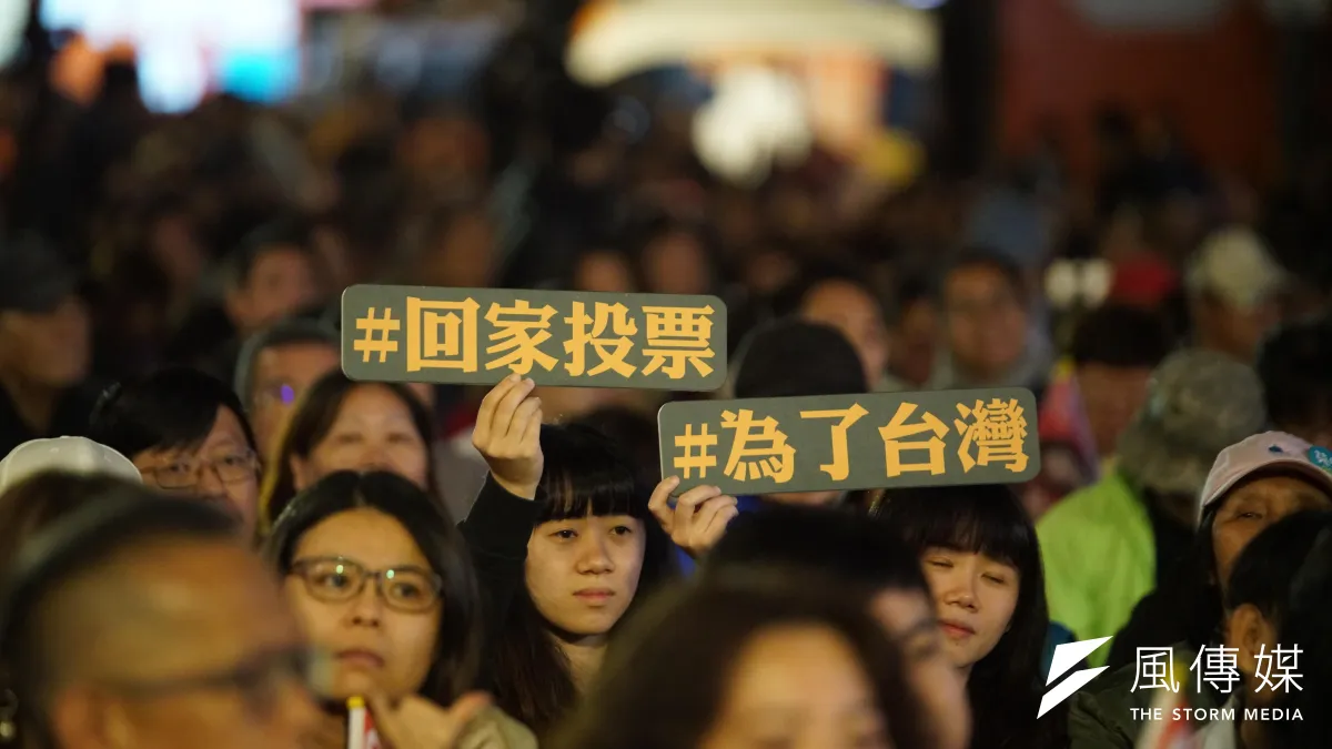 「民主」最可貴的地方在於每個人都擁有投票的權利,且敗選方願意接受選舉結果,並賦予贏家正當性,而獲得執政權的一方,也必須容忍不同意見的存在。(資料照,盧逸峰攝)