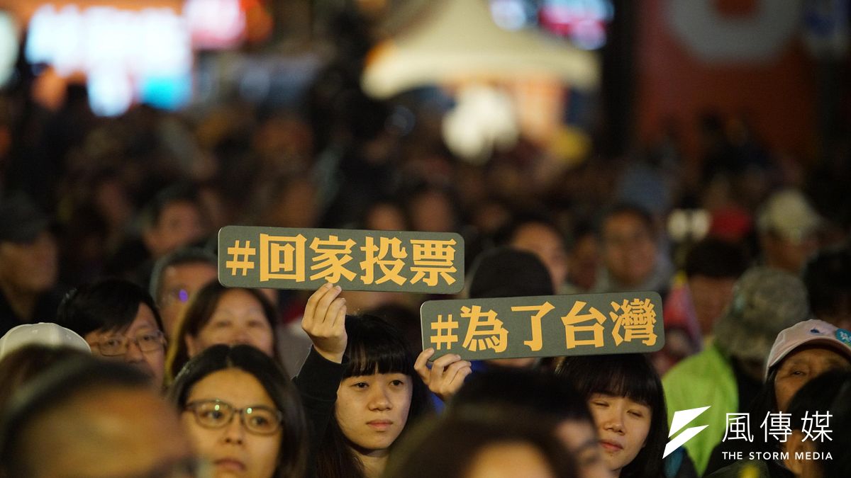 「民主」最可貴的地方在於每個人都擁有投票的權利,且敗選方願意接受選舉結果,並賦予贏家正當性,而獲得執政權的一方,也必須容忍不同意見的存在。(資料照,盧逸峰攝) 「民主」最可貴的地方在於每個人都擁有投票的權利,且敗選方願意接受選舉結果,並賦予贏家正當性,而獲得執政權的一方,也必須容忍不同意見的存在。(資料照,盧逸峰攝)