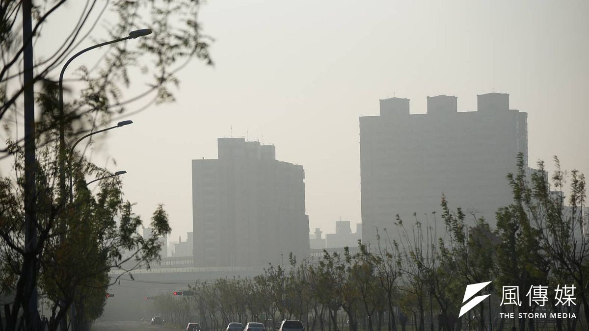 環保署提醒,未來2天預計將持續受到颱風偏東風的影響,中南部地區空品還會再達到「橘色」等級,敏感族群要小心。(資料照,盧逸峰攝) 環保署提醒,未來2天預計將持續受到颱風偏東風的影響,中南部地區空品還會再達到「橘色」等級,敏感族群要小心。(資料照,盧逸峰攝)