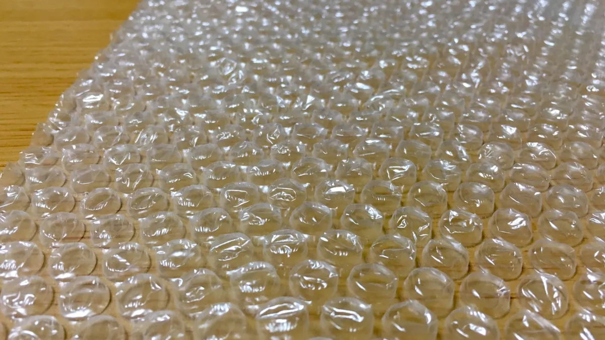 收到網購包裹時,防撞用的「氣泡紙」(泡泡紙)常常多到堆積如山。開箱後這些氣泡紙到底該丟一般垃圾還是資源回收?(示意圖/取自photo-ac)