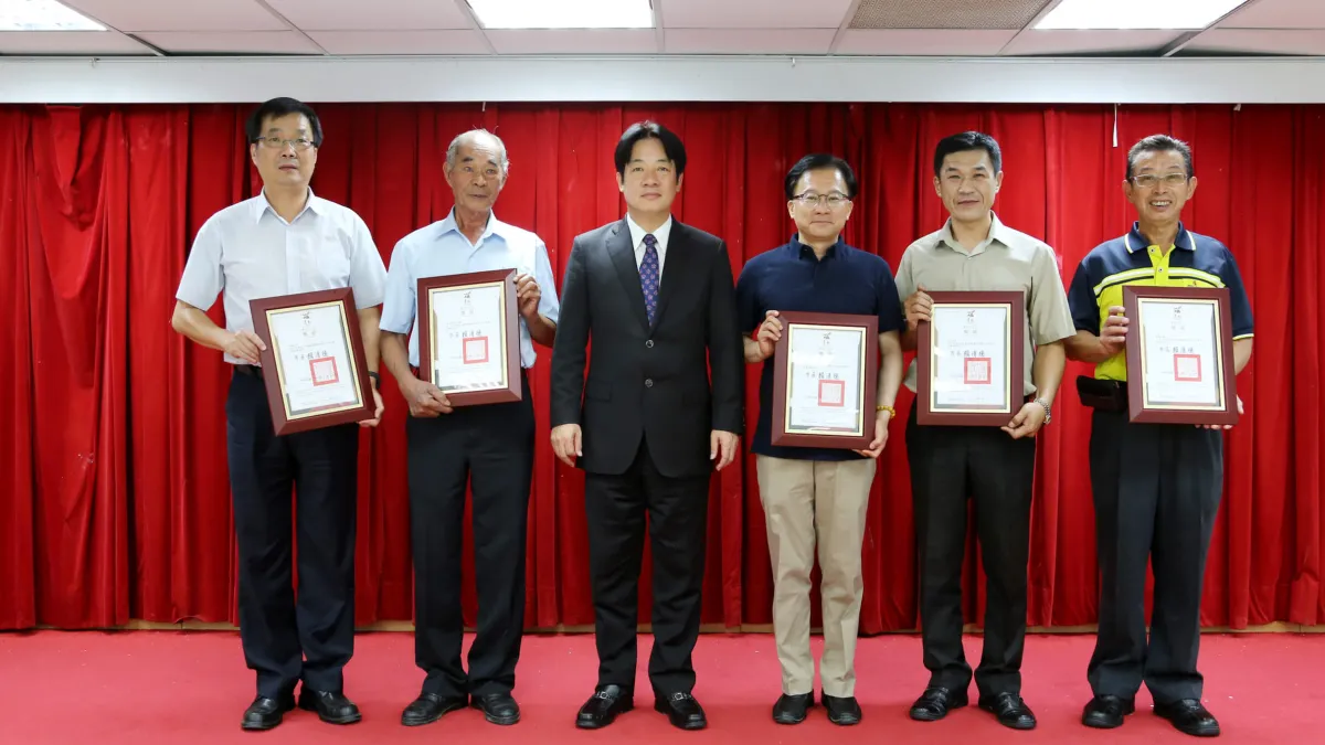台南市政府區長會議,賴市長表揚公園綠地維護管理考評績優單位。〔圖/台南市政府提供〕
