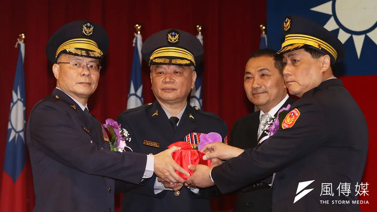 新北市長侯友宜主持新北市警察局長交接,左為即將出任國安局副局長的胡木源,右為新任新北市警察局長陳檡文。(蘇仲泓攝)