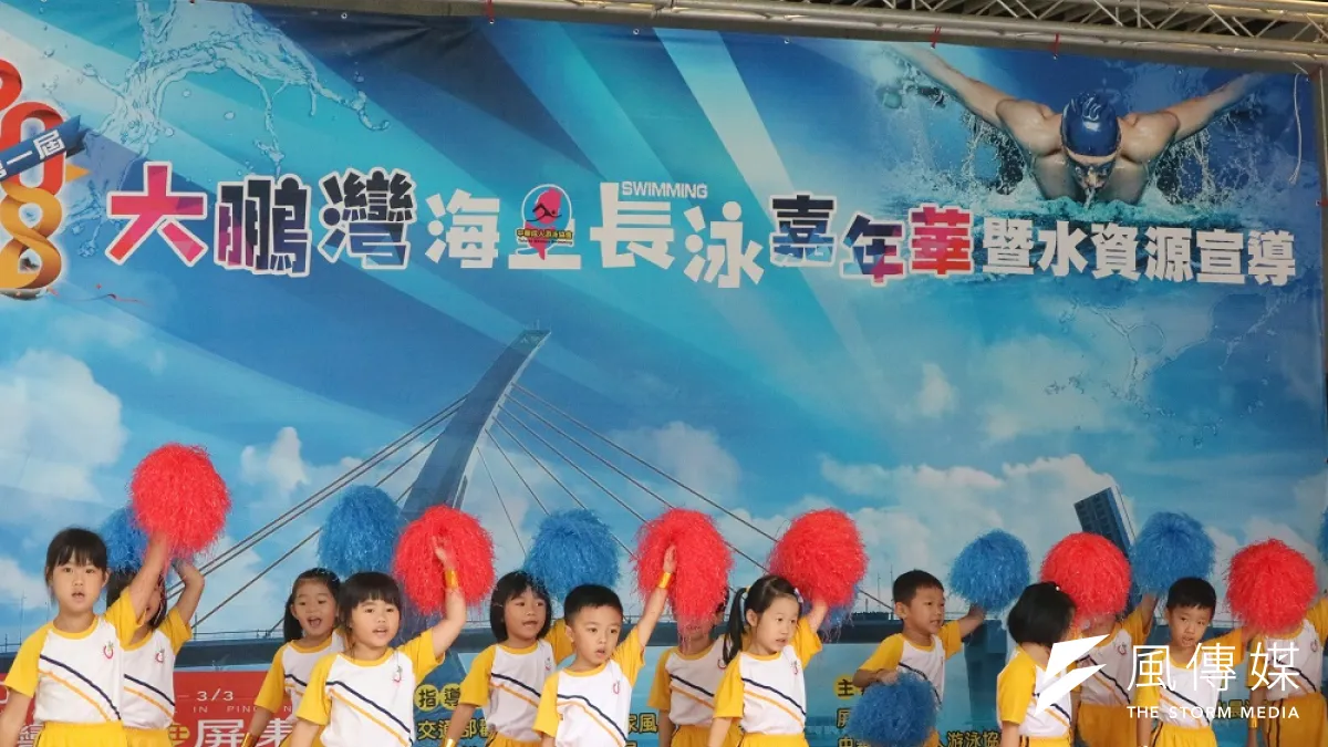 為促進全民身心健康,推展游泳運動,屏東縣政府與中華民國成人游泳協會28日將在大鵬灣國際休閒特區共同主辦「2018大鵬灣海上長泳」。(圖/徐炳文攝)