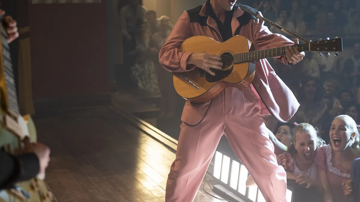 《貓王艾維斯》電影講述傳奇搖滾明星艾維斯·普里斯萊傳奇的一生。(圖/取自IMDb官網) 《貓王艾維斯》電影講述傳奇搖滾明星艾維斯·普里斯萊傳奇的一生。(圖/取自IMDb官網)