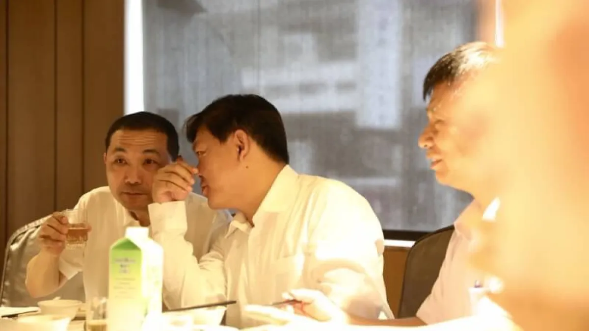 國民黨新北市長參選人侯友宜25日受邀出席板橋里長聯誼會幹部餐敘。(侯友宜辦公室提供)
