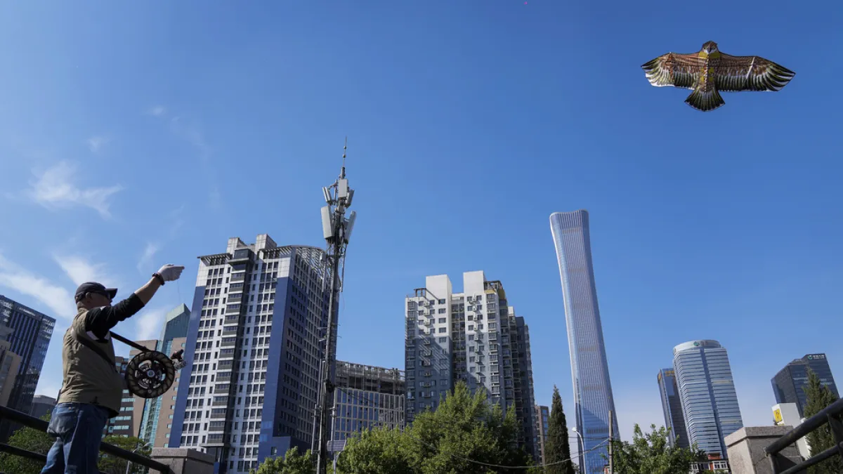 2023年,北京民眾在首都最高的摩天大樓北京中信大廈前放風箏。(資料照,美聯社)