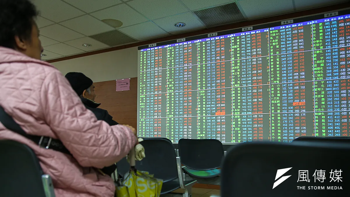トランプ氏が世界的な対等関税を発表、台湾株式は本日(7日)清明節連休後の取引開始で、2000ポイント以上の大幅な下落を記録し、2万ポイントの大台を割り込む。(資料写真/陳明仁撮影) トランプ氏が世界的な対等関税を発表、台湾株式は本日(7日)清明節連休後の取引開始で、2000ポイント以上の大幅な下落を記録し、2万ポイントの大台を割り込む。(資料写真/陳明仁撮影)