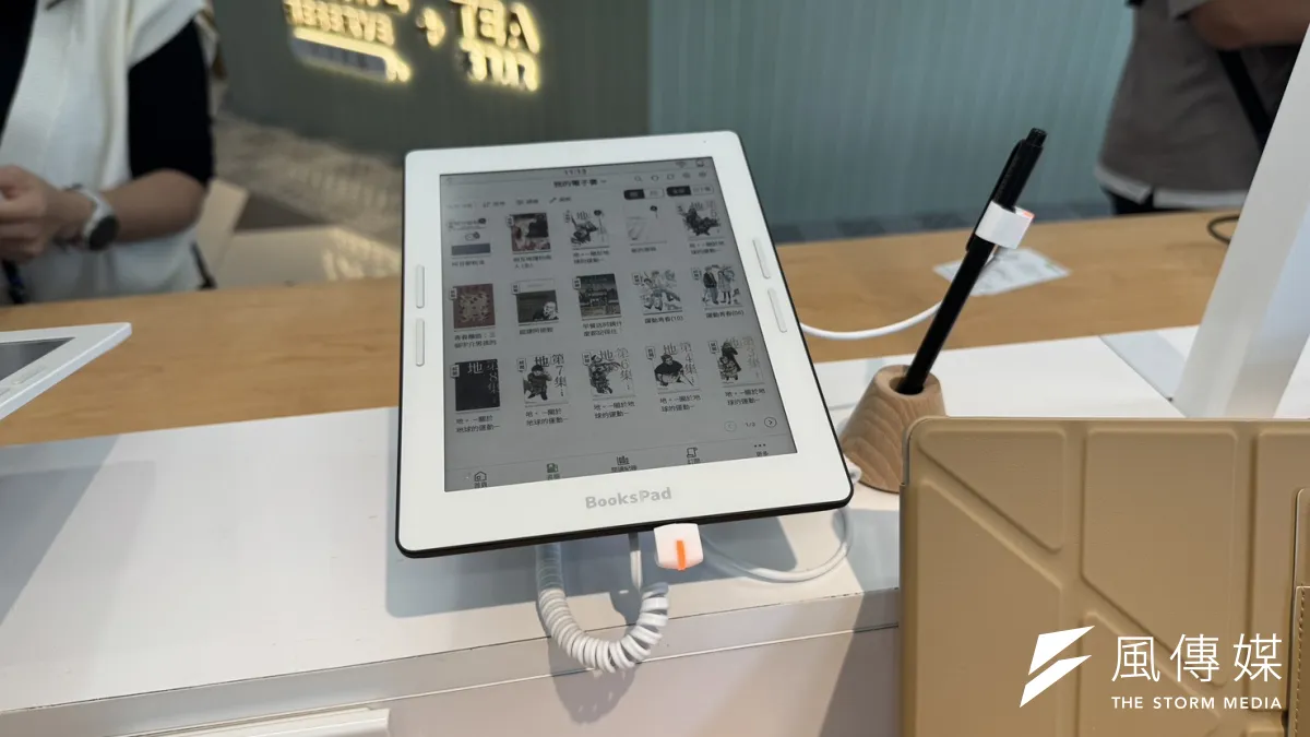 數位體驗店展示博客來首款自有品牌BooksPad 7.8吋彩色閱讀器。(劉芯衣攝)