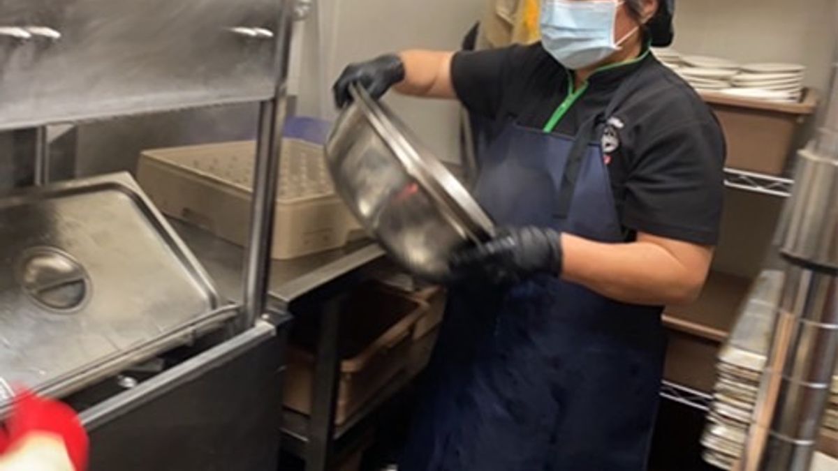 竹北就業中心運用「疫後改善缺工擴大就業方案」助59歲彭春美成功就業。(圖/勞動力發展署桃竹苗分署) 竹北就業中心運用「疫後改善缺工擴大就業方案」助59歲彭春美成功就業。(圖/勞動力發展署桃竹苗分署)