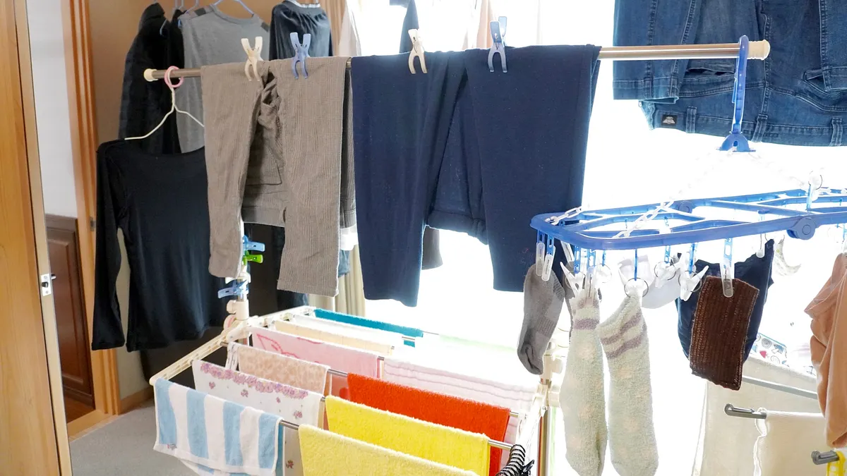 梅雨季曬衣服總是曬不乾?專家教五個曬衣服禁忌,讓衣服快速曬乾。(示意圖/取自photo-ac) 梅雨季曬衣服總是曬不乾?專家教五個曬衣服禁忌,讓衣服快速曬乾。(示意圖/取自photo-ac)