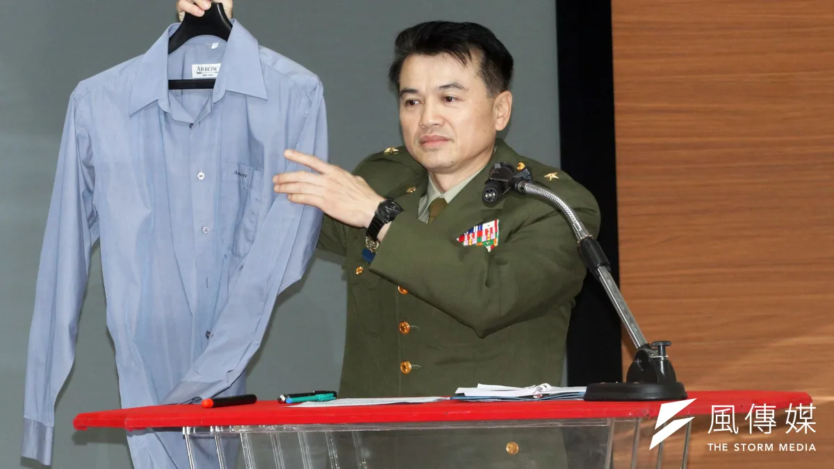 憲兵指揮部負責編劇及官兵演出的《莒光園地》保防單元劇「佈憲」遭質疑影射國民黨總統候選人韓國瑜,憲指部28日召開記者會再次向外界強調軍方立場。圖為展示鐵灰色襯衫的憲兵政戰主任余熙明。(蘇仲泓攝)