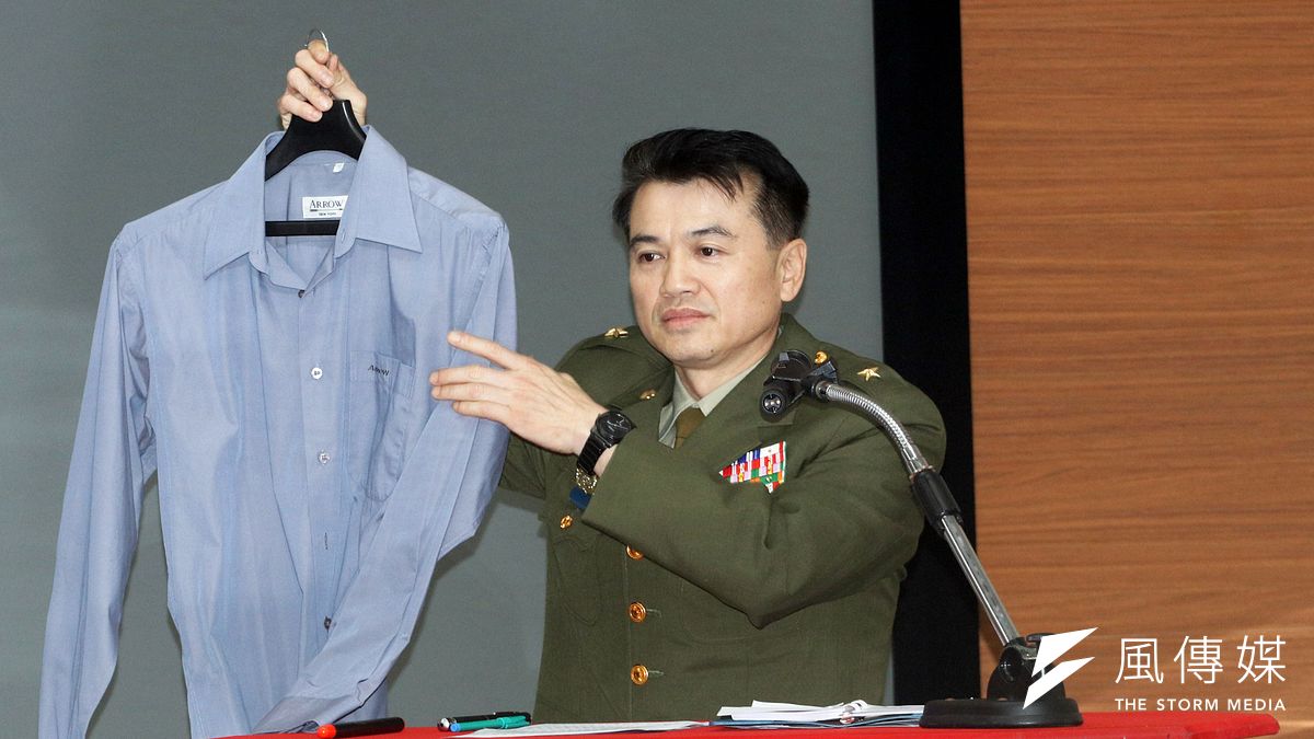 憲兵指揮部負責編劇及官兵演出的《莒光園地》保防單元劇「佈憲」遭質疑影射國民黨總統候選人韓國瑜,憲指部28日召開記者會再次向外界強調軍方立場。圖為展示鐵灰色襯衫的憲兵政戰主任余熙明。(蘇仲泓攝) 憲兵指揮部負責編劇及官兵演出的《莒光園地》保防單元劇「佈憲」遭質疑影射國民黨總統候選人韓國瑜,憲指部28日召開記者會再次向外界強調軍方立場。圖為展示鐵灰色襯衫的憲兵政戰主任余熙明。(蘇仲泓攝)