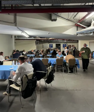 Hyatt飯店餐宴進行到一半,防空警報大響後,大家依序到地下停車場避難。(許毓仁提供)