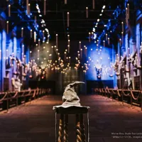 スタジオツアー東京で映画25周年を祝う特別企画が3月から開催され、組分けの儀式や撮影の舞台裏を体感できる。(写真/Warner Bros. Studio Tour London – The Making of Harry Potter提供) スタジオツアー東京で映画25周年を祝う特別企画が3月から開催され、組分けの儀式や撮影の舞台裏を体感できる。(写真/Warner Bros. Studio Tour London – The Making of Harry Potter提供)