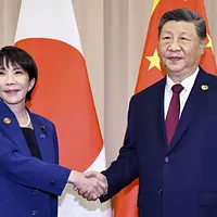 「台湾有事」をめぐって日中関係が悪化するなか、日本の高市早苗首相(左)と中国の習近平国家主席(右)。(AP通信) 「台湾有事」をめぐって日中関係が悪化するなか、日本の高市早苗首相(左)と中国の習近平国家主席(右)。(AP通信)