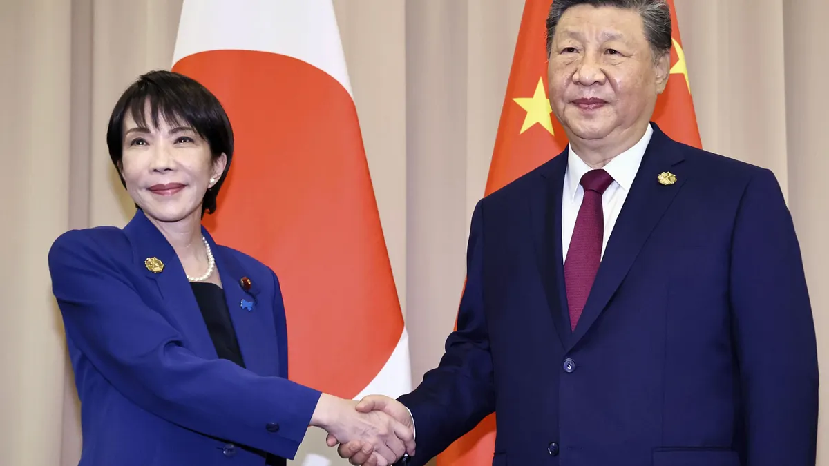 「台湾有事」をめぐって日中関係が悪化するなか、日本の高市早苗首相(左)と中国の習近平国家主席(右)。(AP通信) 「台湾有事」をめぐって日中関係が悪化するなか、日本の高市早苗首相(左)と中国の習近平国家主席(右)。(AP通信)