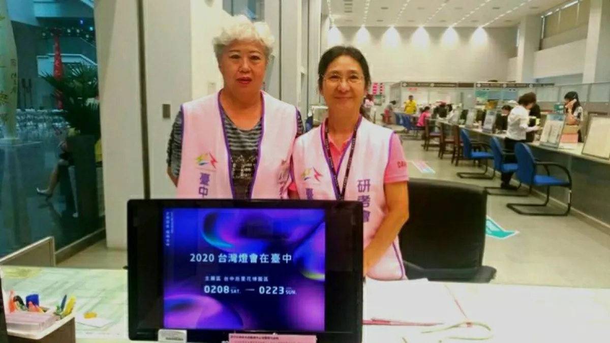 中市府志工展現用熱忱展現溫暖的人性服務。(圖/台中市政府提供)