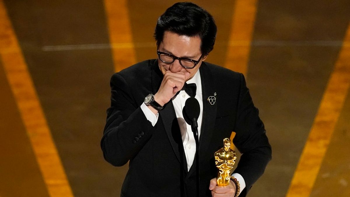 關繼威是首位獲得奧斯卡最佳男配角榮耀的越南演員。(圖/AP) 關繼威是首位獲得奧斯卡最佳男配角榮耀的越南演員。(圖/AP)